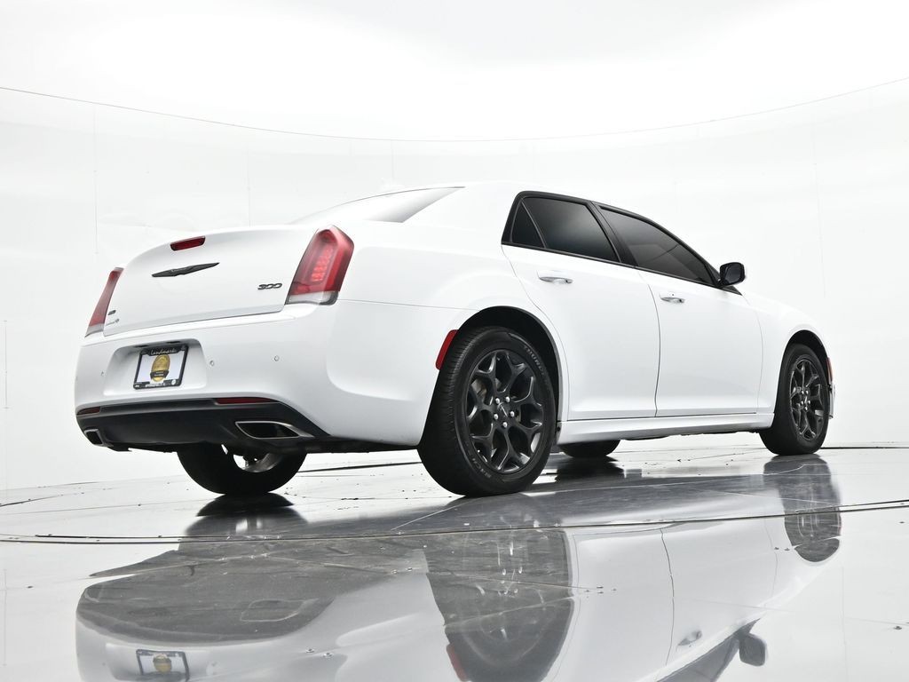 Chrysler 300 Vehicle Full-screen Gallery Image 21