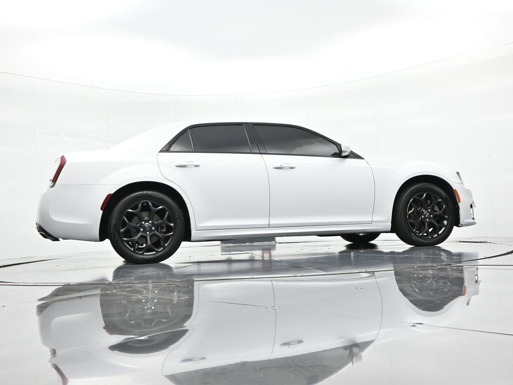 Chrysler 300 Vehicle Full-screen Gallery Image 22