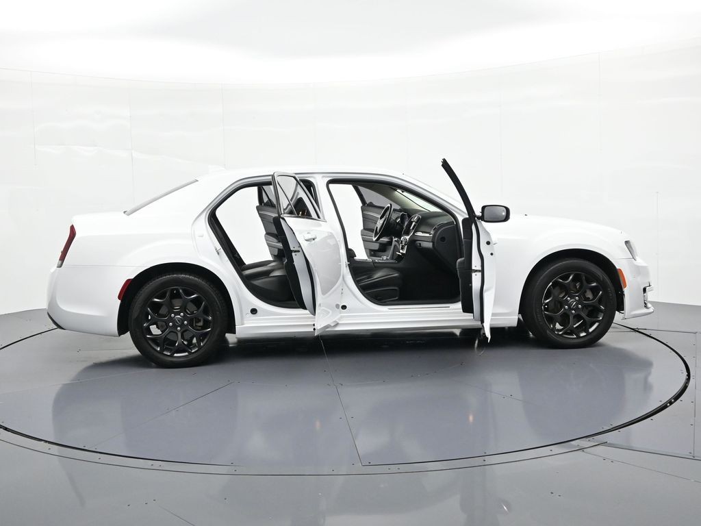 Chrysler 300 Vehicle Full-screen Gallery Image 23