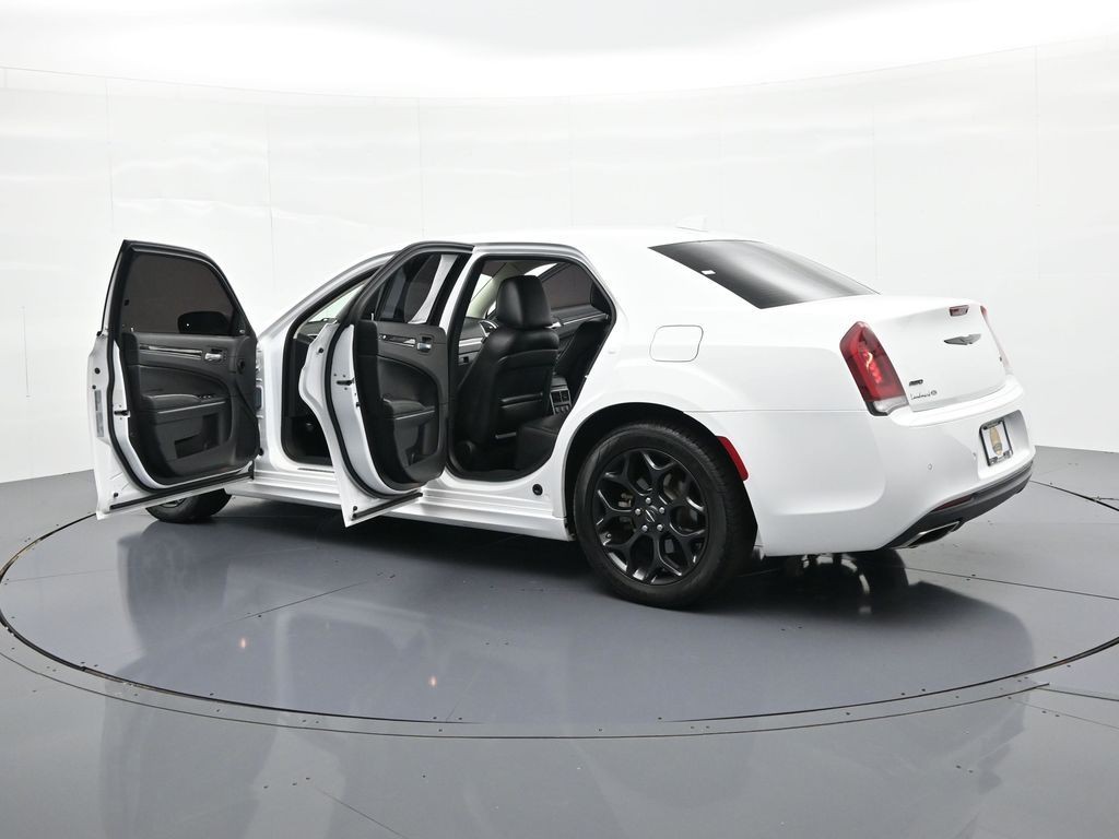 Chrysler 300 Vehicle Full-screen Gallery Image 24