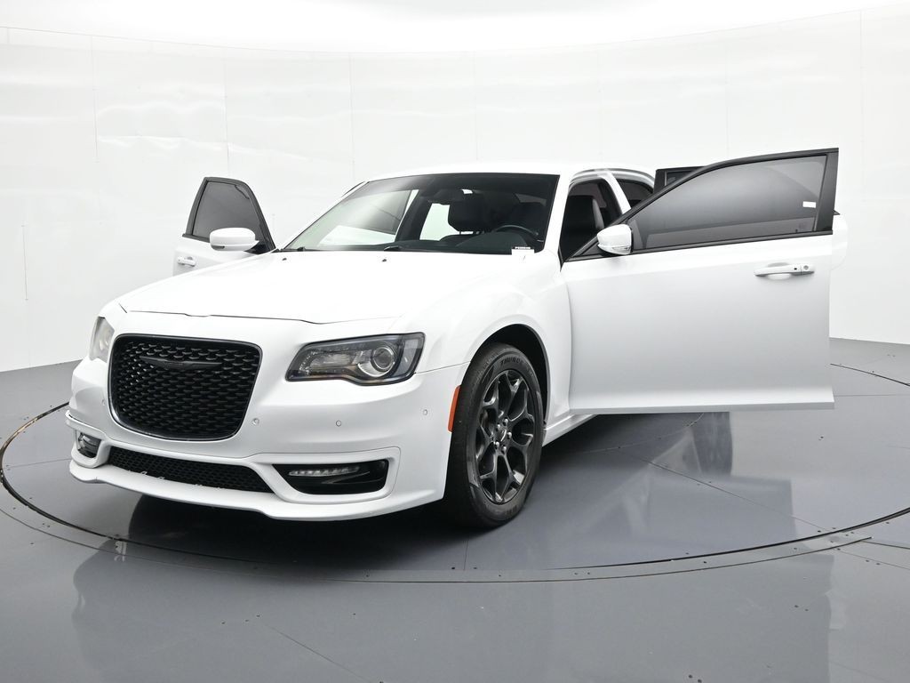 Chrysler 300 Vehicle Full-screen Gallery Image 25