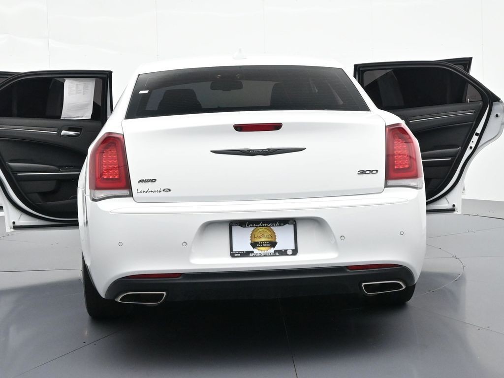 Chrysler 300 Vehicle Full-screen Gallery Image 26