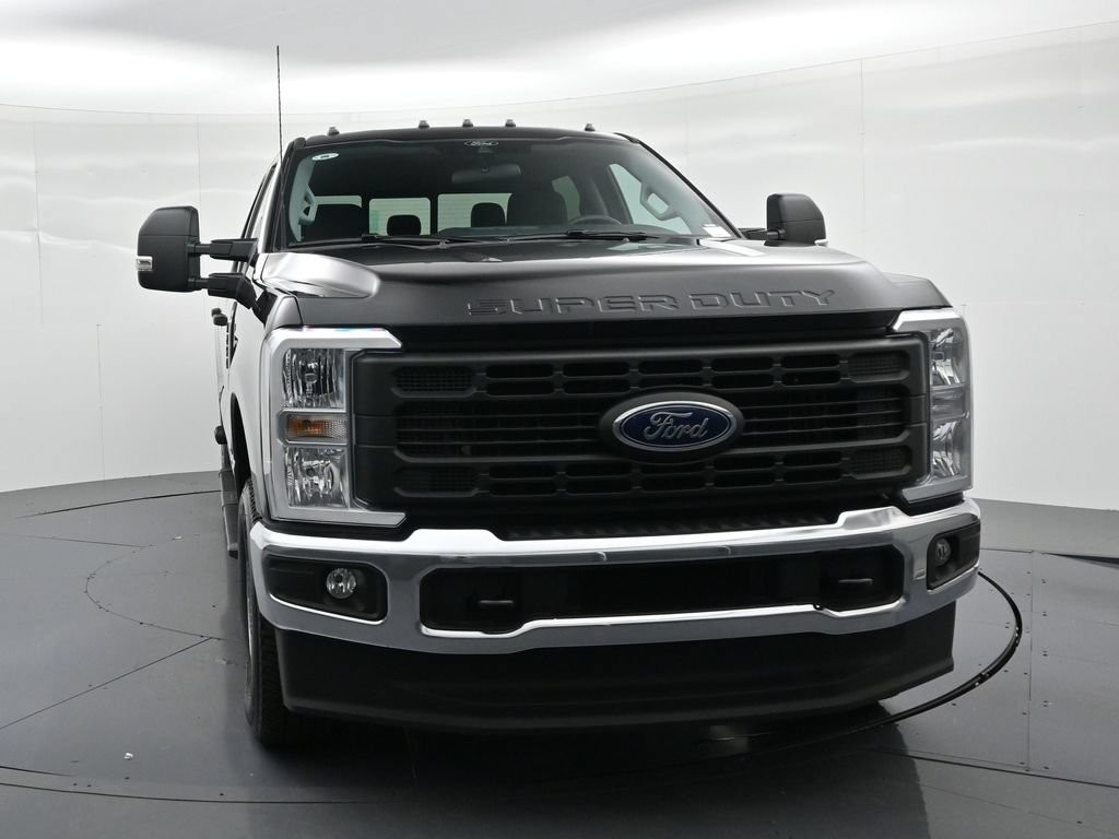 Ford F-250SD Vehicle Full-screen Gallery Image 3
