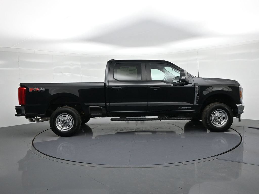 Ford F-250SD Vehicle Full-screen Gallery Image 5