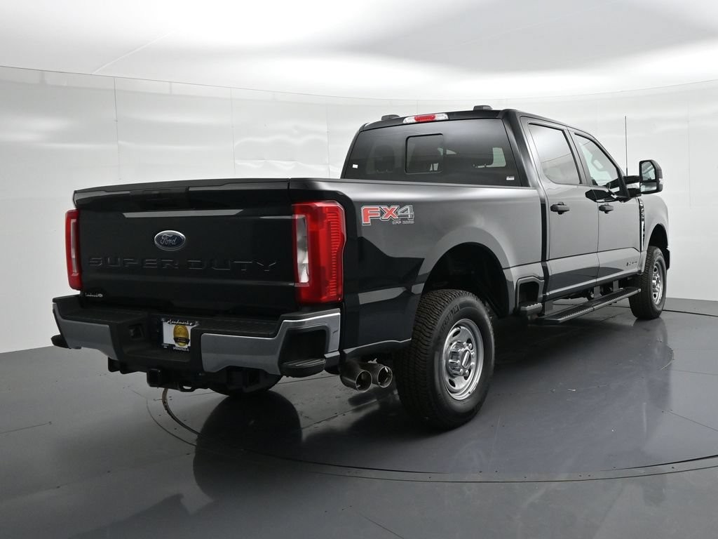 Ford F-250SD Vehicle Full-screen Gallery Image 6