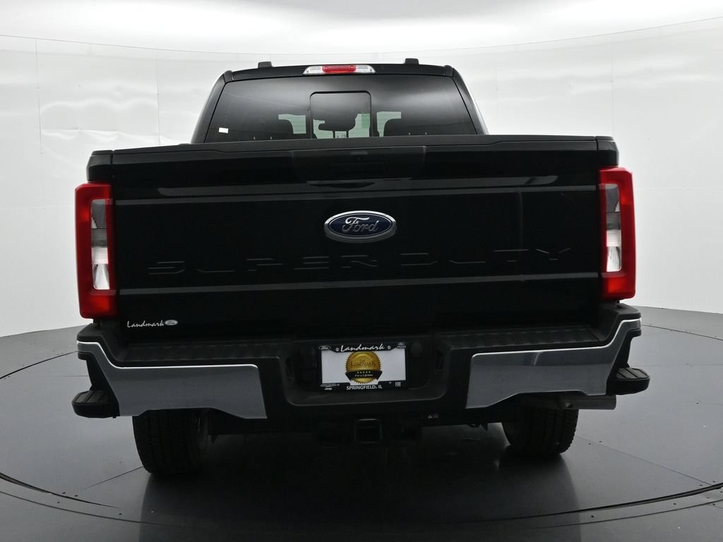Ford F-250SD Vehicle Full-screen Gallery Image 7