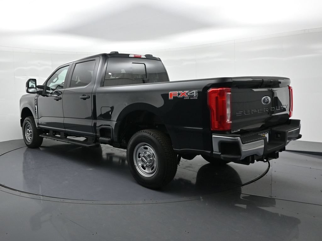 Ford F-250SD Vehicle Full-screen Gallery Image 8