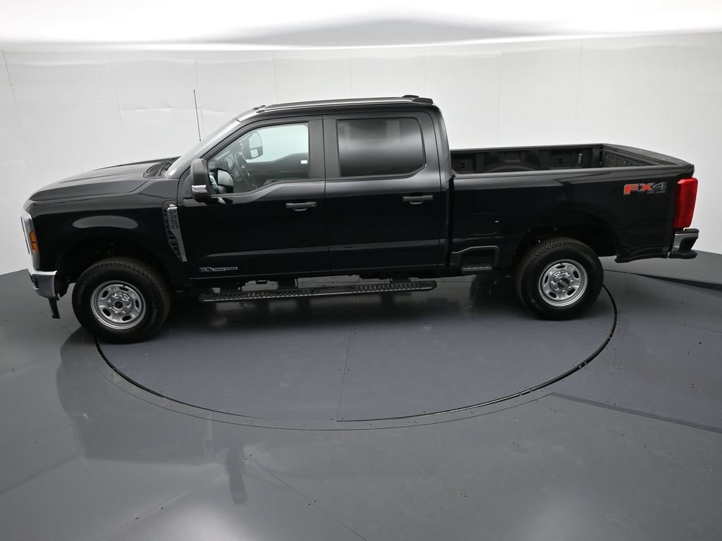 Ford F-250SD Vehicle Full-screen Gallery Image 18
