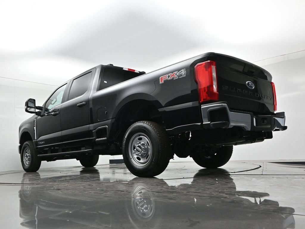 Ford F-250SD Vehicle Full-screen Gallery Image 19