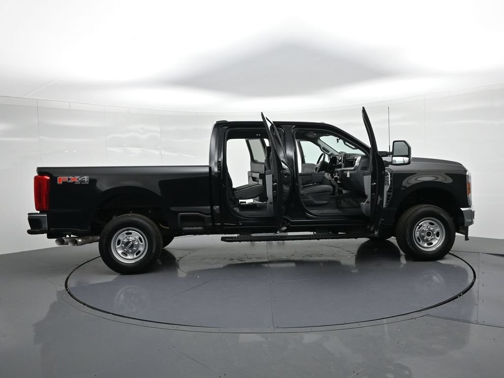 Ford F-250SD Vehicle Full-screen Gallery Image 23