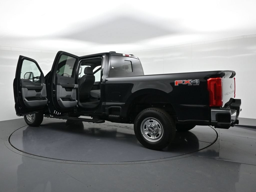 Ford F-250SD Vehicle Full-screen Gallery Image 24