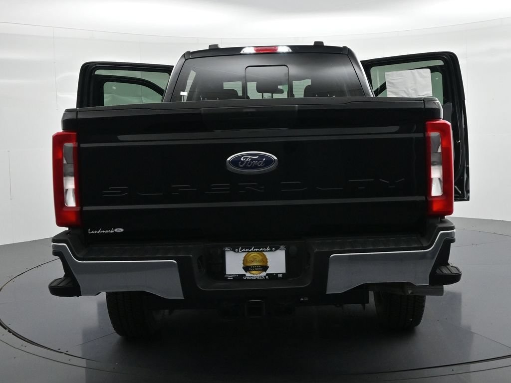 Ford F-250SD Vehicle Full-screen Gallery Image 26
