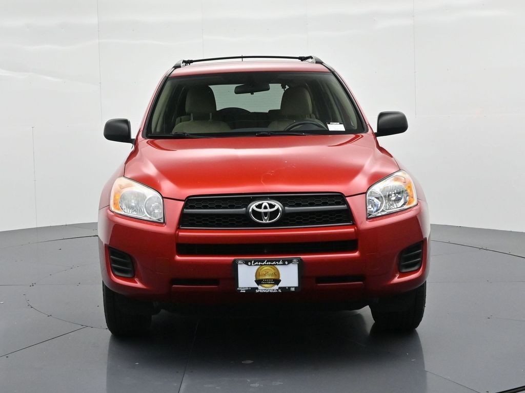 Toyota RAV4 Vehicle Full-screen Gallery Image 3