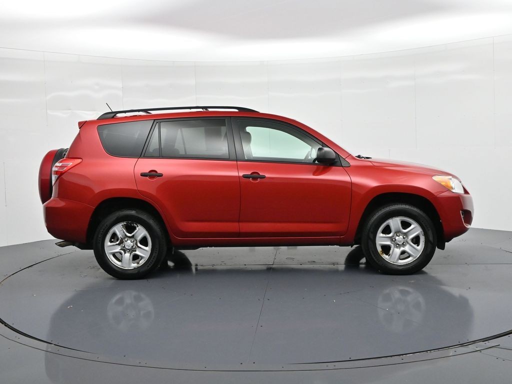 Toyota RAV4 Vehicle Full-screen Gallery Image 5