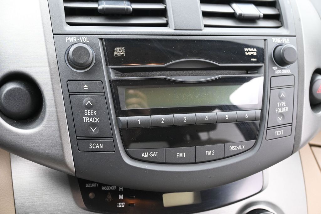 Toyota RAV4 Vehicle Full-screen Gallery Image 10