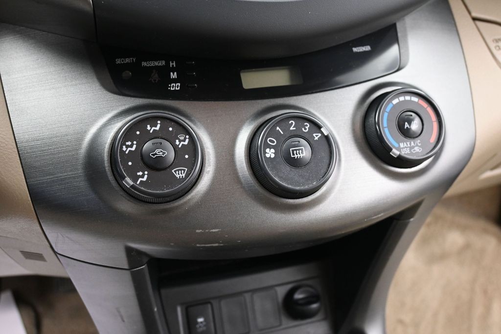 Toyota RAV4 Vehicle Full-screen Gallery Image 11