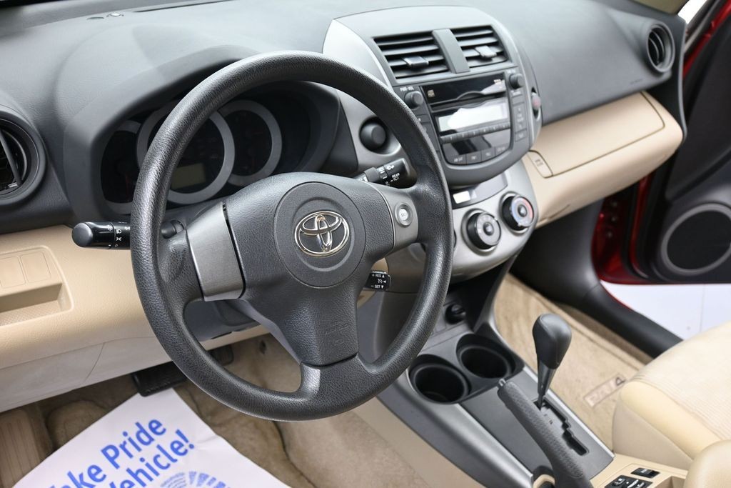 Toyota RAV4 Vehicle Full-screen Gallery Image 12