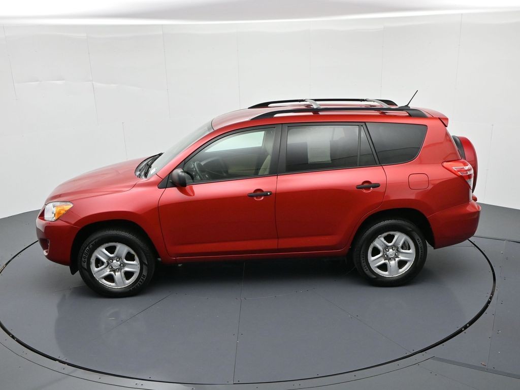 Toyota RAV4 Vehicle Full-screen Gallery Image 16