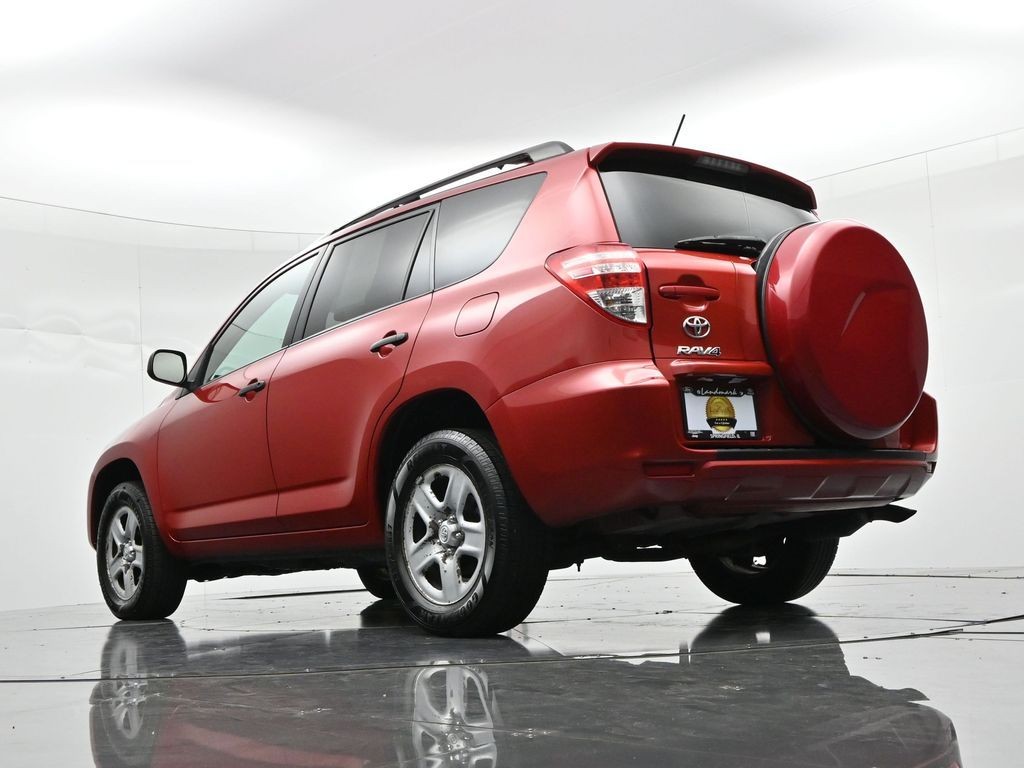 Toyota RAV4 Vehicle Full-screen Gallery Image 17