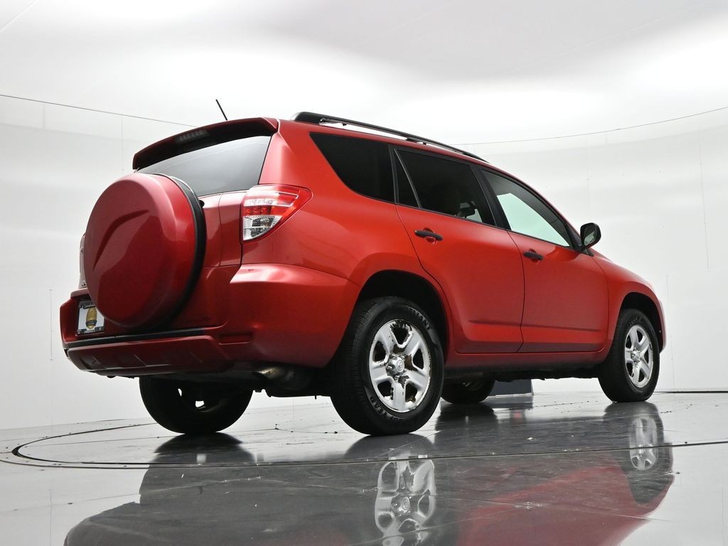 Toyota RAV4 Vehicle Full-screen Gallery Image 19