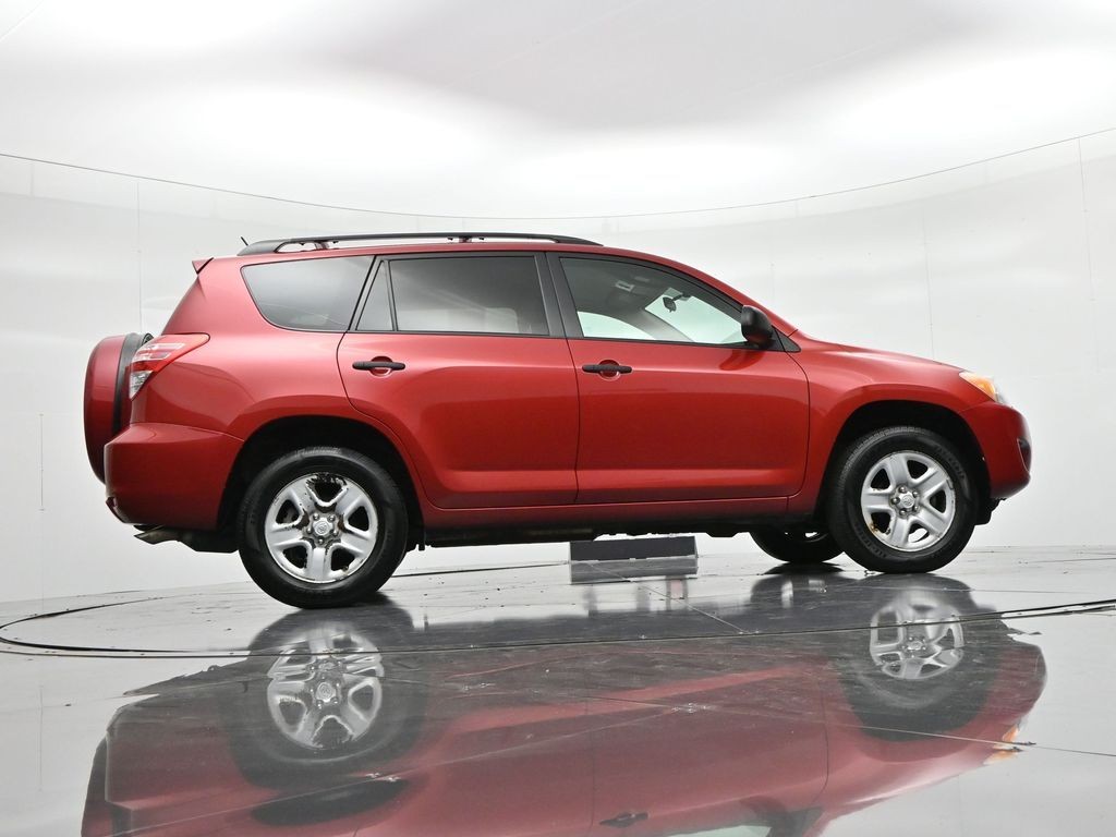 Toyota RAV4 Vehicle Full-screen Gallery Image 20