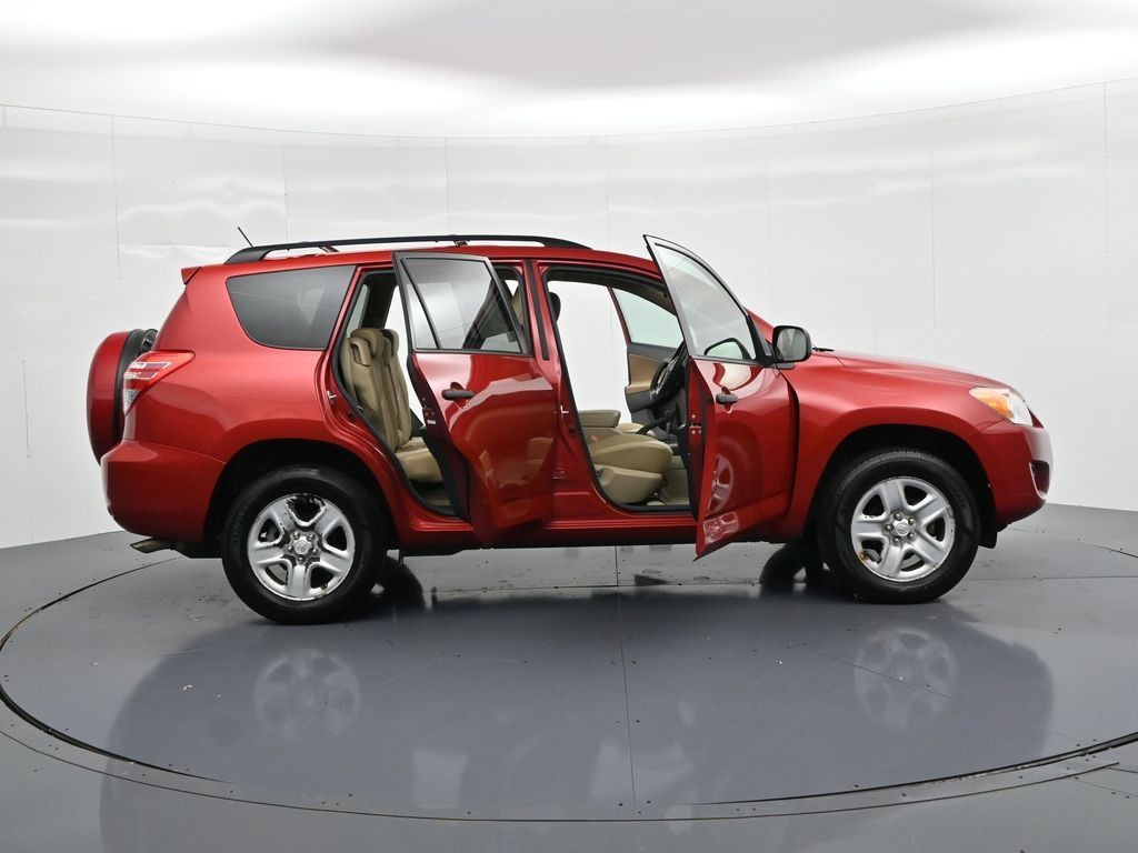 Toyota RAV4 Vehicle Full-screen Gallery Image 21