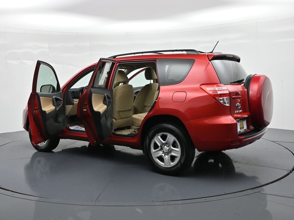 Toyota RAV4 Vehicle Full-screen Gallery Image 22