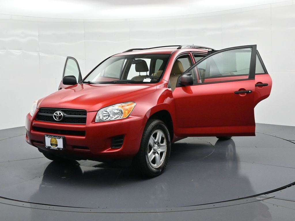 Toyota RAV4 Vehicle Full-screen Gallery Image 23