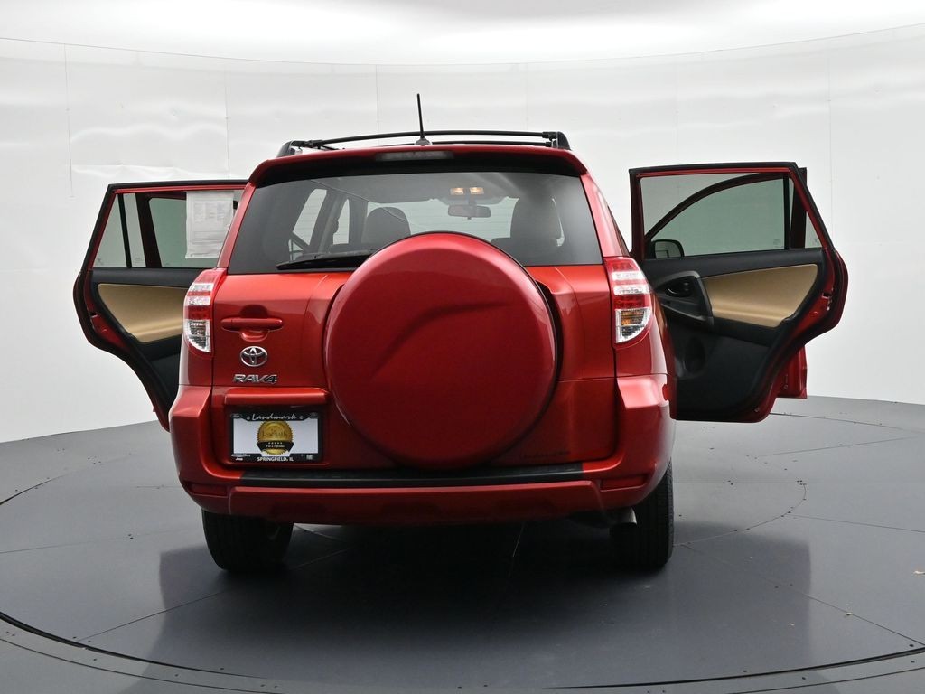 Toyota RAV4 Vehicle Full-screen Gallery Image 24