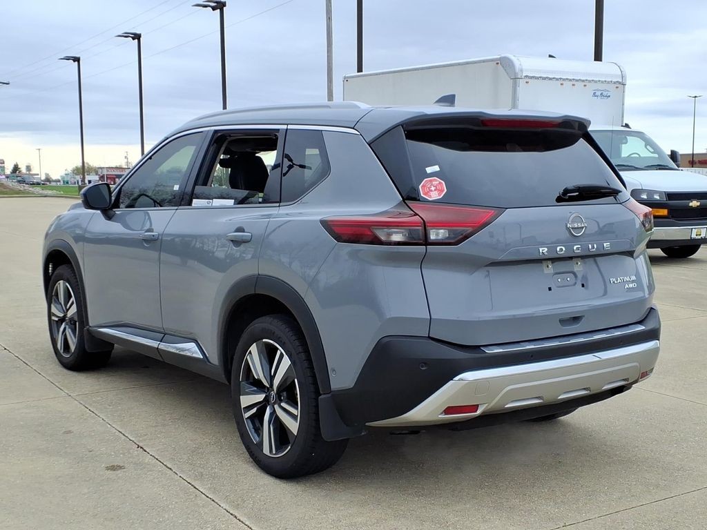 Nissan Rogue Vehicle Full-screen Gallery Image 3
