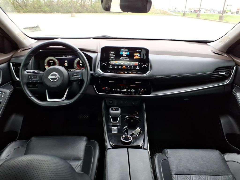 Nissan Rogue Vehicle Full-screen Gallery Image 4