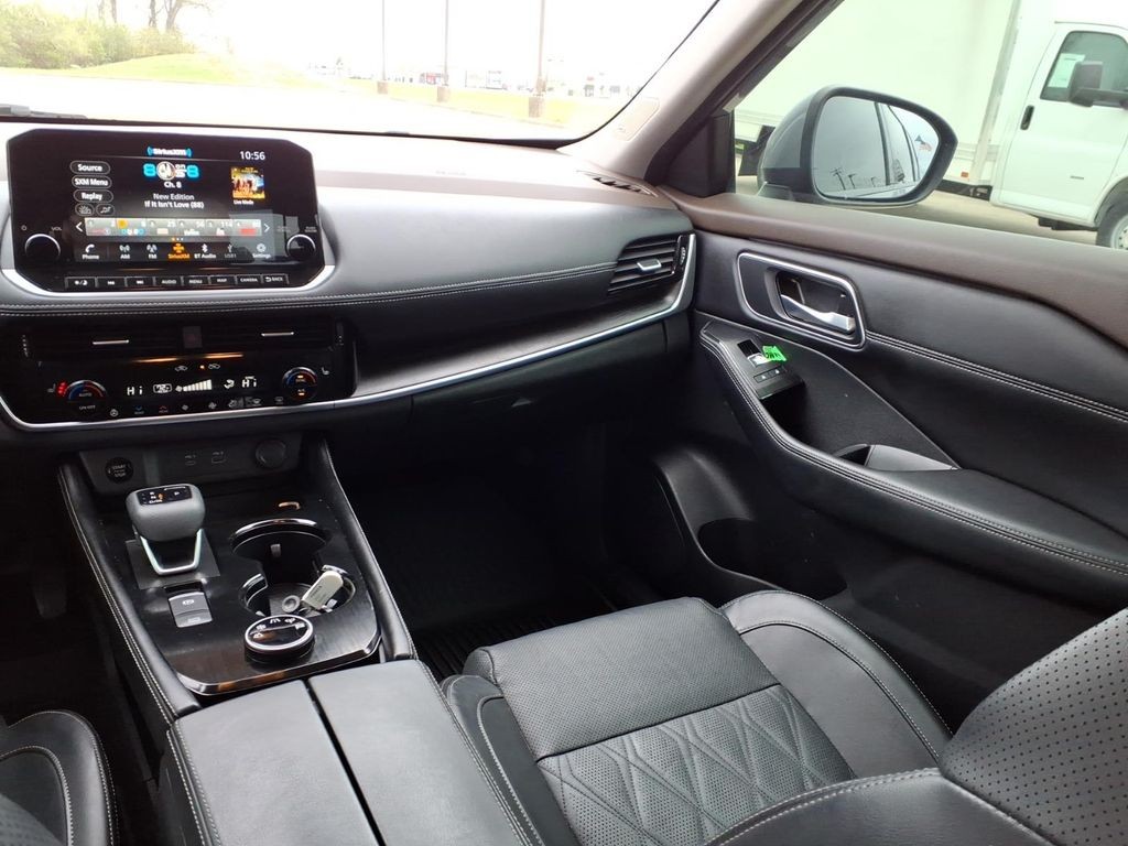 Nissan Rogue Vehicle Full-screen Gallery Image 5