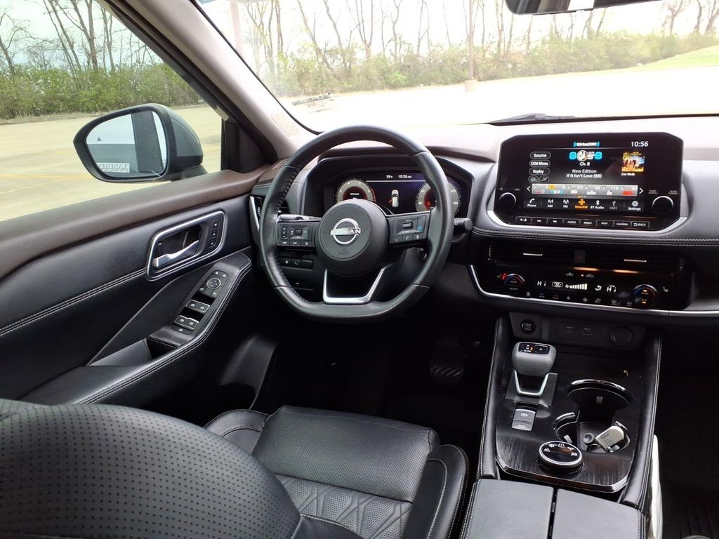 Nissan Rogue Vehicle Full-screen Gallery Image 6