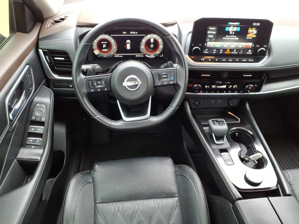 Nissan Rogue Vehicle Full-screen Gallery Image 7