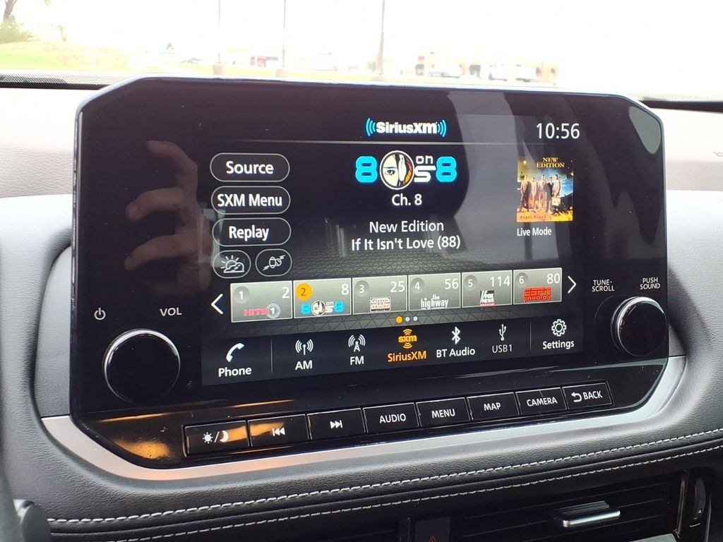 Nissan Rogue Vehicle Full-screen Gallery Image 8