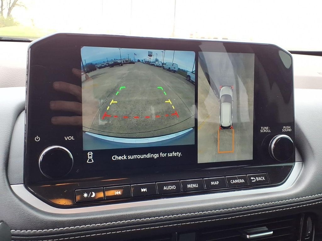 Nissan Rogue Vehicle Full-screen Gallery Image 9