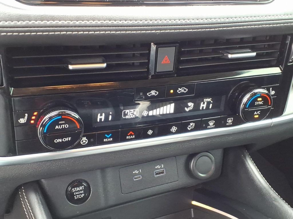 Nissan Rogue Vehicle Full-screen Gallery Image 10