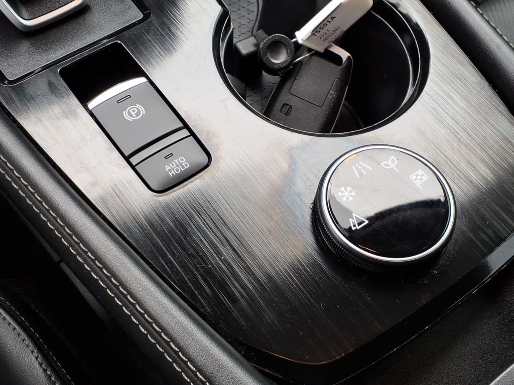 Nissan Rogue Vehicle Full-screen Gallery Image 12