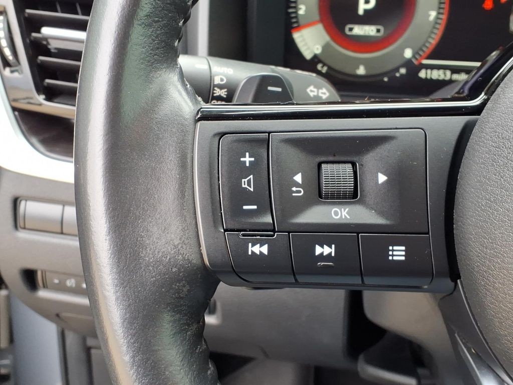 Nissan Rogue Vehicle Full-screen Gallery Image 13