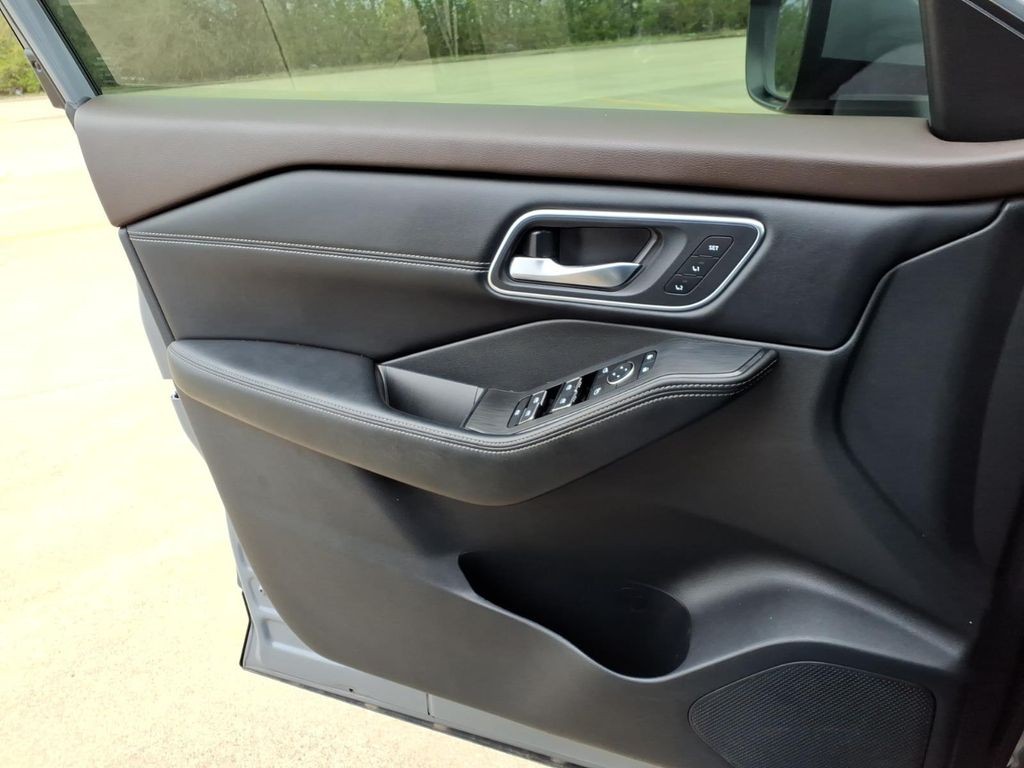 Nissan Rogue Vehicle Full-screen Gallery Image 16
