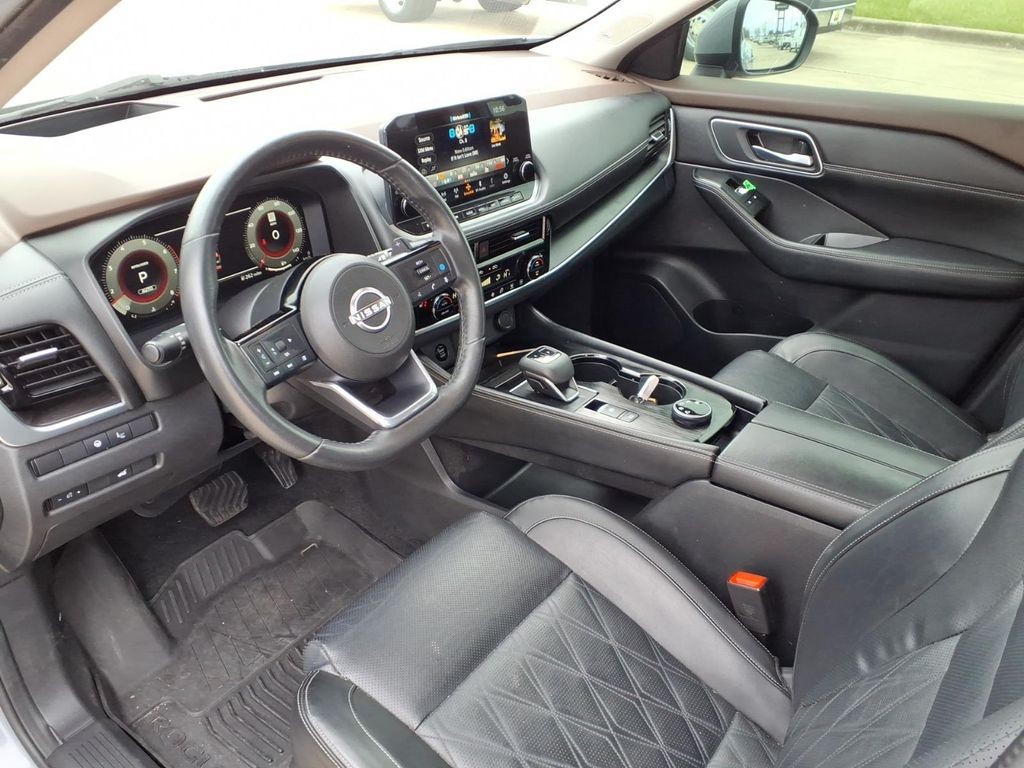 Nissan Rogue Vehicle Full-screen Gallery Image 17