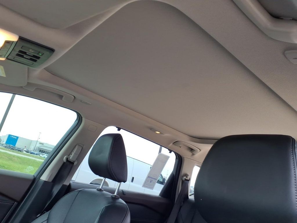 Nissan Rogue Vehicle Full-screen Gallery Image 18