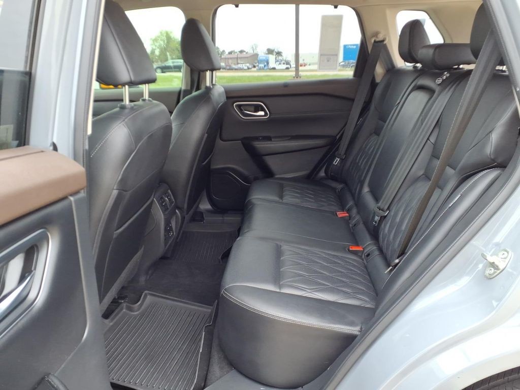 Nissan Rogue Vehicle Full-screen Gallery Image 19