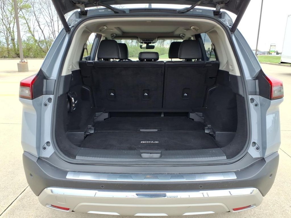 Nissan Rogue Vehicle Full-screen Gallery Image 20