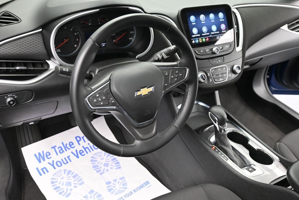 Chevrolet Malibu Vehicle Full-screen Gallery Image 13