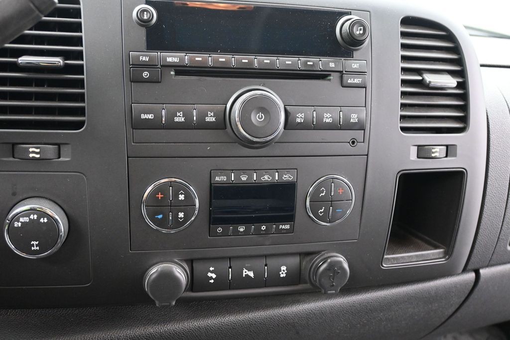 Chevrolet Silverado 1500 Vehicle Full-screen Gallery Image 10