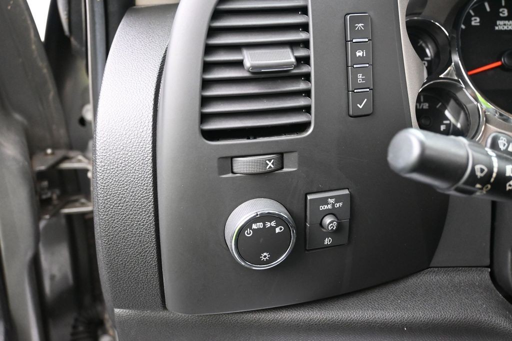 Chevrolet Silverado 1500 Vehicle Full-screen Gallery Image 11