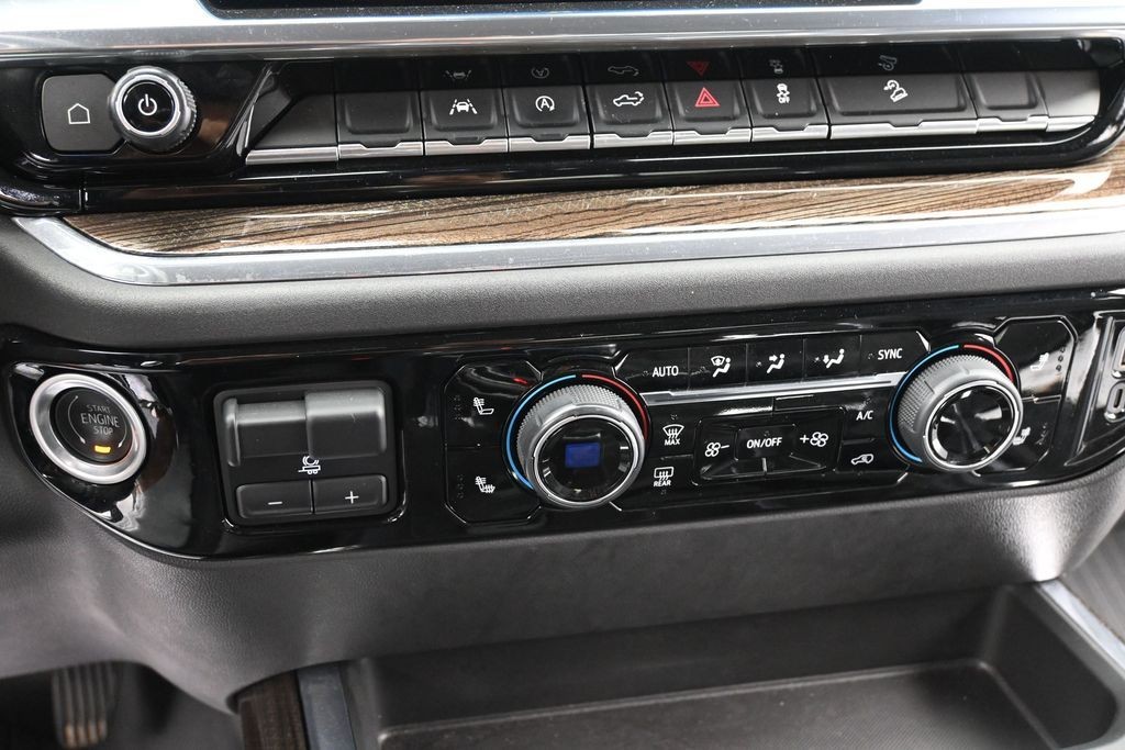 Chevrolet Silverado 1500 Vehicle Full-screen Gallery Image 12