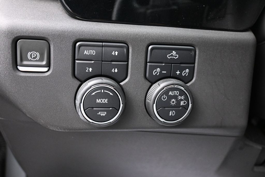 Chevrolet Silverado 1500 Vehicle Full-screen Gallery Image 15