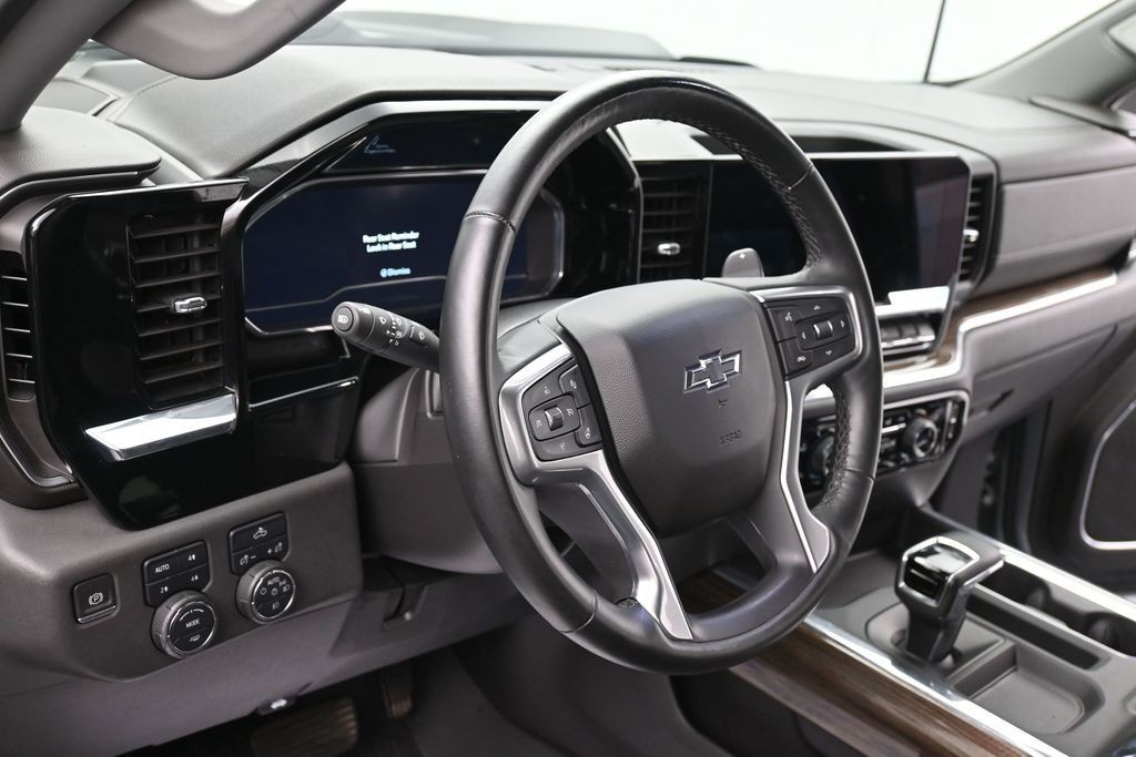 Chevrolet Silverado 1500 Vehicle Full-screen Gallery Image 17